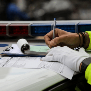 Ψηφίζεται σήμερα ο νέος ΚΟΚ: Αυστηρές ποινές για αλκοόλ, κινητό, υπερβολική ταχύτητα και κράνος