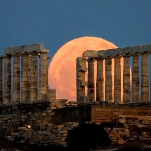 Πανσέληνος Ιουνίου: Εντυπωσιακές φωτογραφίες λίγο πριν ολοκληρωθεί το «φεγγάρι της φράουλας»