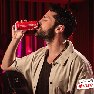 Share a Coke: Η εμβληματική καμπάνια της Coca-Cola επιστρέφει και δίνει το όνομα σου στο φετινό καλοκαίρι