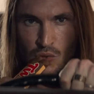 Ηνωμένο Βασίλειο: Απαγορεύτηκε διαφήμιση της Twix επειδή «προωθεί την επικίνδυνη οδήγηση»