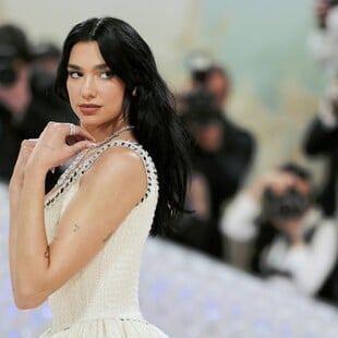 Η Dua Lipa επιβεβαίωσε τον αρραβώνα της με τον Callum Turner