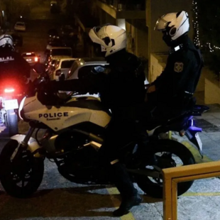 Καταδίωξη με πυροβολισμούς και τροχαίο στο Περιστέρι – Αναζητούνται τέσσερα άτομα
