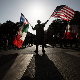 «Εικόνα διχασμού»: Στρατιωτική παρέλαση για τον Τραμπ με φόντο μαζικές διαδηλώσεις κατά της εξουσίας του