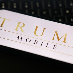 Trump Mobile: Η οικογένεια του Ντόναλντ Τραμπ κυκλοφορεί smartphone και γίνεται πάροχος τηλεπικοινωνιών