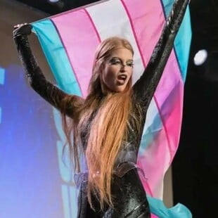 Η τρανς κόρη του Έλον Μασκ στο πρώτο της drag show