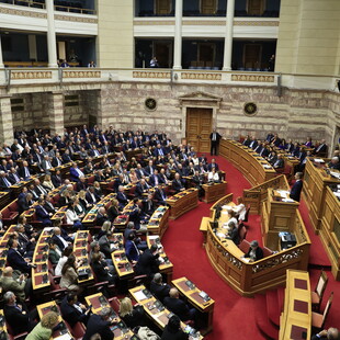 Τέμπη: Ξεκινά η «μάχη» στη Βουλή - Τρεις προτάσεις, 14 κάλπες, μυστική ψηφοφορία