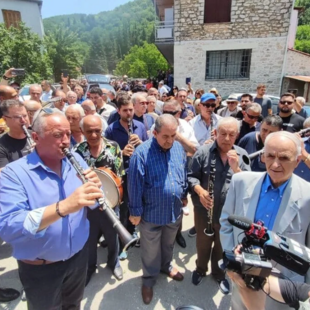 Πετρολούκας Χαλκιάς: Με κλαρίνα και παραδοσιακά μοιρολόγια η κηδεία στο Πωγώνι Ιωαννίνων 