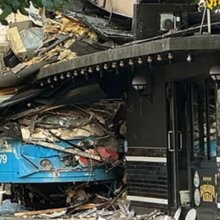 Σουηδία: Τραμ εκτροχιάσθηκε και κατέληξε μέσα σε μια πιτσαρία