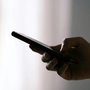 «Η κούραση των alert»: Γιατί πολλοί διαγράφουν εφαρμογές ειδήσεων από τα κινητά τους