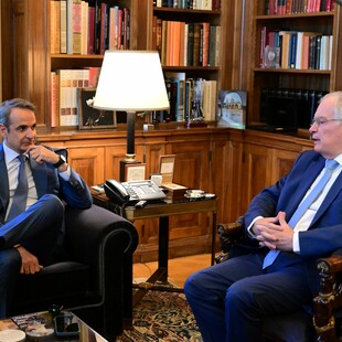 Μητσοτάκης σε Τασούλα: Πλοία του Πολεμικού Ναυτικού έξω από τη Λιβύη - «Δεν θα κάνουν κουμάντο οι διακινητές»