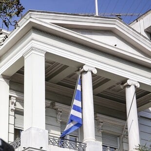 ΥΠΕΞ προς Έλληνες στη Μέση Ανατολή: «Συνιστάται η αποφυγή μη απαραίτητων ταξιδιών στην περιοχή»