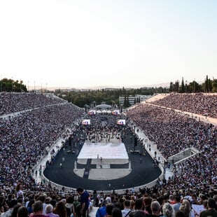 Χιλιάδες τίμησαν τον Μίκη Θεοδωράκη στο Καλλιμάρμαρο, έναν αιώνα από τη γέννησή του