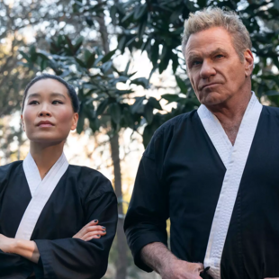Ο «Τζον» του Cobra Kai δάγκωσε τη συμπρωταγωνίστριά του - Το βίντεο της αστυνομίας