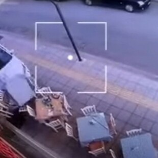 Τροχαίο στο Αγρίνιο: Αυτοκίνητο παρέσυρε τραπεζοκαθίσματα στο κέντρο της πόλης