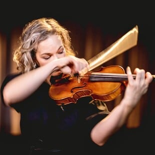 Hilary Hahn: «Οι ΗΠΑ μπορούν να είναι καλύτερες από έναν τόπο διχασμού»