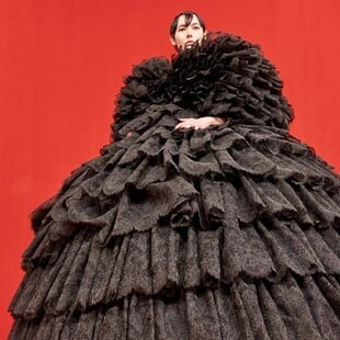Demna Gvasalia: Μια έκθεση για τον σχεδιαστή που έφερε τα πάνω κάτω στον οίκο Balenciaga