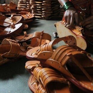 Sandal scandal: Το σκάνδαλο με τα ινδικά σανδάλια που υποχρέωσε την Prada σε υποχώρηση