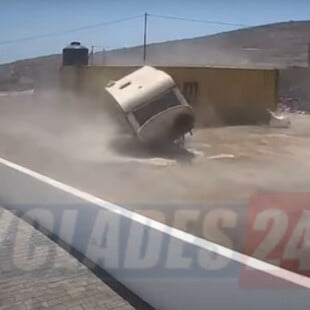 Σαντορίνη: Η στιγμή που θυελλώδεις άνεμοι σηκώνουν στον αέρα τροχόσπιτο