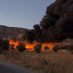 Φωτιά σε εργοστάσιο στα Μέγαρα: Καπνοί από πλαστικά, μήνυμα 112 στους κατοίκους