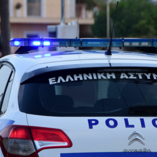 Επίθεση με μαχαίρι στη Λέσβο: Η υπεράσπιση του 32χρονου ισχυρίζεται πως το θύμα τραυματίστηκε από σπασμένα μπουκάλια