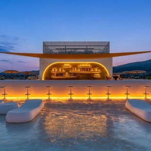 Summer nights, beach vibes & DJ sets: όλα οδηγούν στο Isla Brown Corinthia, Curio Collection by Hilton
