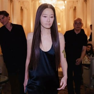 Η Vera Wang γιόρτασε τα 76α γενέθλιά της με το πιο μίνι μαύρο φόρεμα