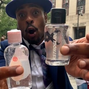 Υποστηρικτές του Diddy πανηγυρίζουν με baby oil έξω από το δικαστήριο