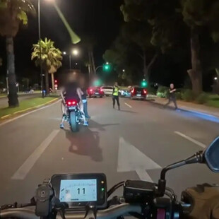 Αυτοσχέδιοι αγώνες στη Βουλιαγμένη: Η στιγμή που οδηγός επιχείρησε να διαφύγει - Τρεις συλλήψεις 