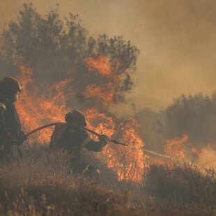 Φωτιά στην Ιεράπετρα: Μήνυμα του 112 για εκκένωση 4 περιοχών
