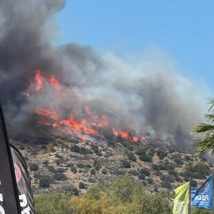 Φωτιά στο Κορωπί: Στις αυλές των σπιτιών οι φλόγες