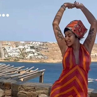 Η Cardi B κάνει διακοπές στη Μύκονο και δηλώνει ενθουσιασμένη