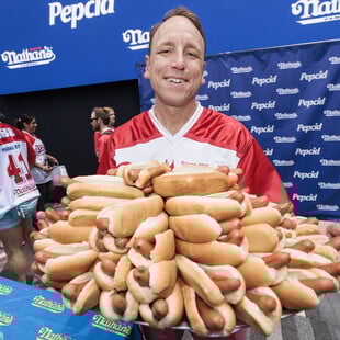 70,5 χοτ ντογκ σε 10 λεπτά: Ο Αμερικανός Joey Chestnut κέρδισε τον πιο διάσημο διαγωνισμό υπερφαγίας