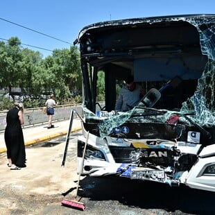 Τροχαίο με λεωφορεία στη Βούλα: Φρουρούμενη νοσηλεύεται η 55χρονη οδηγός - 14 επιβάτες παραμένουν στα νοσοκομεία