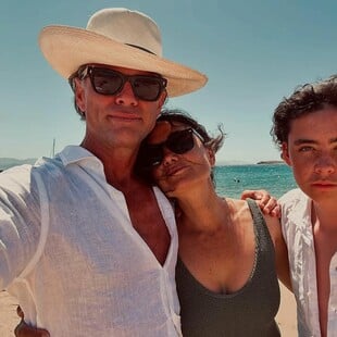 Ο πρωταγωνιστής του White Lotus, Walton Goggins, μοιράζεται στιγμιότυπα από την Ελλάδα: «Η Αγία Τριάδα μου»