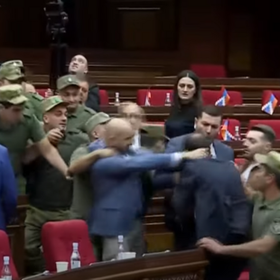 Ένταση στο Κοινοβούλιο της Αρμενίας: Συμπλοκή και κατηγορίες για πραξικόπημα