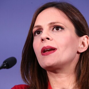 Έφη Αχτσιόγλου: Η πρώτη φωτογραφία με τον γιο της από το μαιευτήριο
