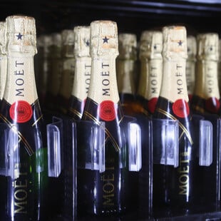Η Moët στη δίνη εργασιακών σκανδάλων: Μοιάζει με «παλιομοδίτικη βασιλική αυλή μισογύνηδων»
