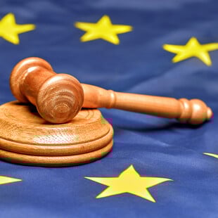 Η Κομισιόν μπλοκάρει κονδύλια σε κυβερνήσεις που υπονομεύουν τη δημοκρατία