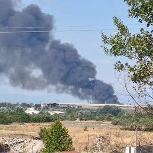 Θεσσαλονίκη: Φωτιά σε εταιρεία ανακύκλωσης στη Σίνδο – Μήνυμα 112 για τον καπνό 
