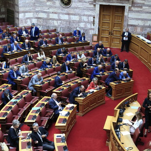 Βουλή: Υπερψηφίστηκε η τροπολογία για το μεταναστευτικό με 177 «ναι»