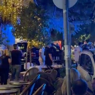 Αυτοκίνητο έπεσε σε κατάστημα εστίασης στο Κολωνάκι