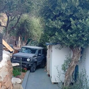 Τήνος: Τζιπ παρασύρθηκε από τον αέρα και έπεσε μέσα σε σπίτι