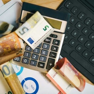 Επίδομα άδειας 2025: Πότε καταβάλλεται, πώς το υπολογίζεται και ποιοι θα το λάβουν αυξημένο φέτος;
