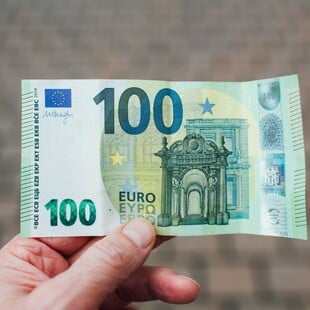 Επίδομα 100 ευρώ: Πάνω από 96.000 αιτήσεις – Πότε πληρώνονται οι δικαιούχοι