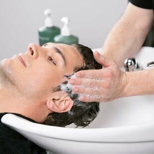 Αραίωση μαλλιών; Το ανδρικό σαμπουάν και η ρουτίνα Genesis που κάνουν τη διαφορά