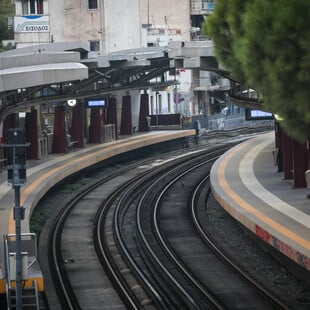 Φωτιά στα Άνω Πατήσια – Καπνοί στην περιοχή κοντά στη στάση του ΗΣΑΠ