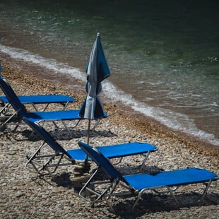 «Χρυσές» ξαπλώστρες και σαλάτες: Οι ακραίες τιμές στις παραλίες της Αττικής και η σύγκριση με το Μονακό