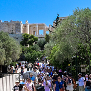 Τουρισμός: Η Ελλάδα πρωταθλήτρια στην προσέλκυση νέων ταξιδιωτών