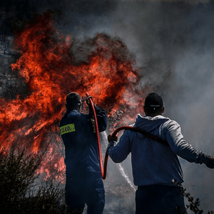 Φωτιά στη Ναυπάκτο: Δεν απειλούνται σπίτια από το μέτωπο της Μακύνεια 