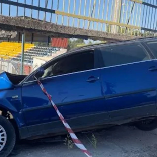 Ηγουμενίτσα: Καταδίωξη με σύγκρουση ΙΧ σε τοίχο γηπέδου – Επτά συλλήψεις, αναζητείται ο διακινητής